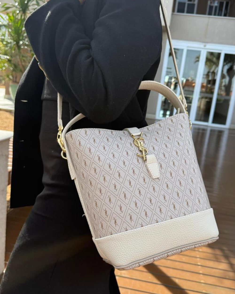 Bolsa de Couro Média Yves Saint Laurent Riviera