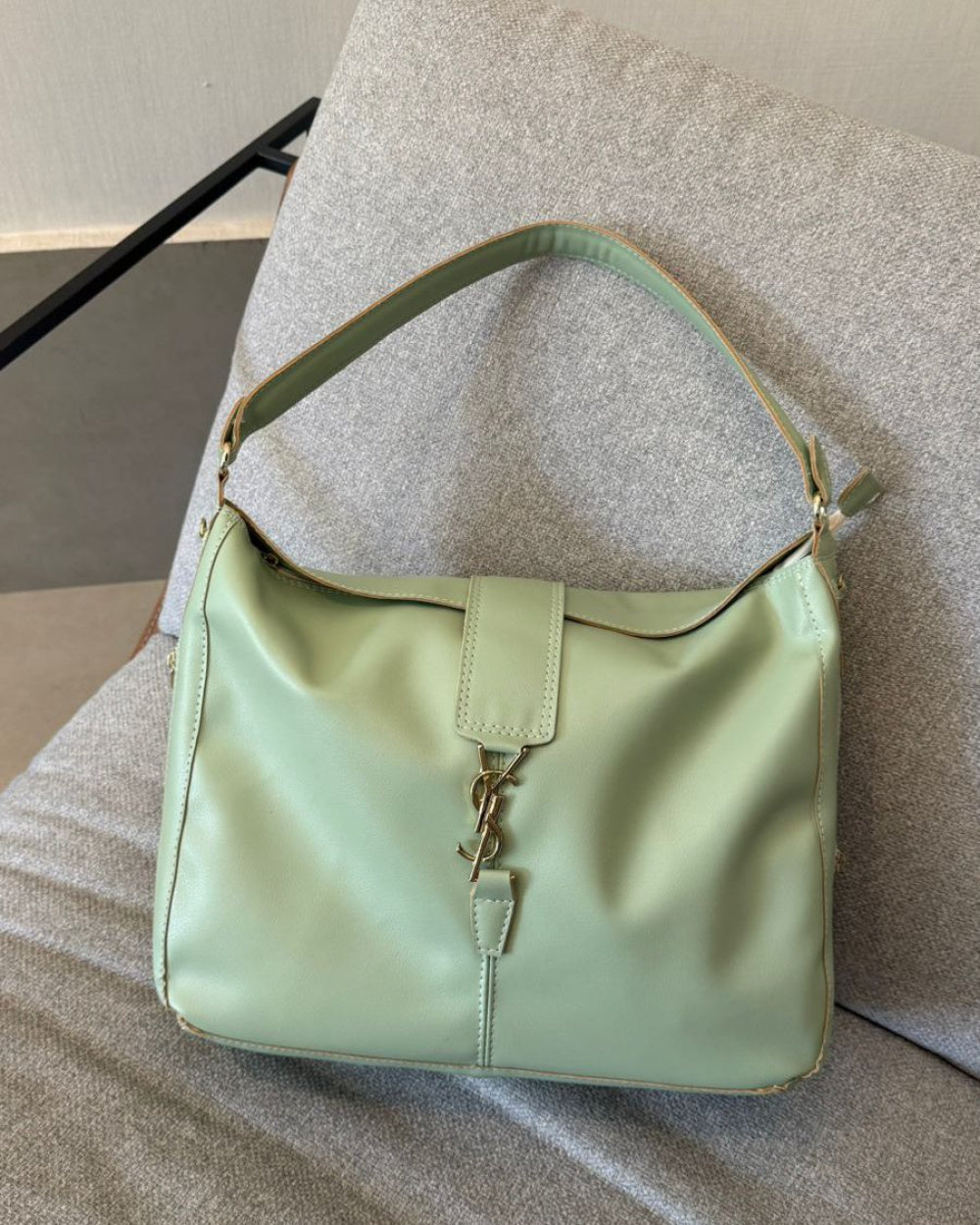 Bolsa de Couro Yves Saint Laurent Serena