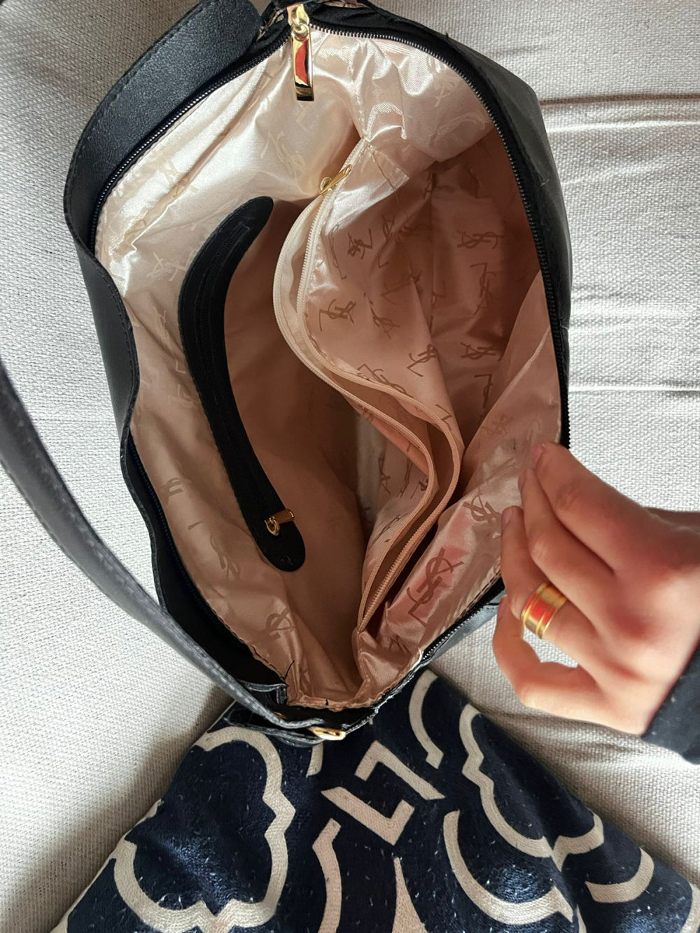 Bolsa de Couro Yves Saint Laurent Serena