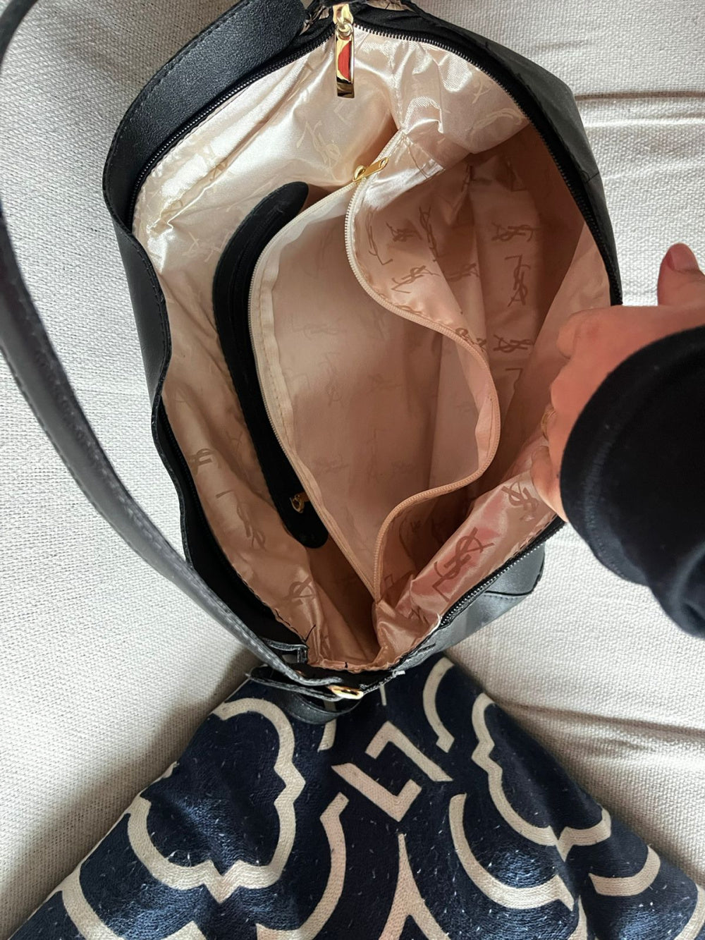 Bolsa de Couro Yves Saint Laurent Serena