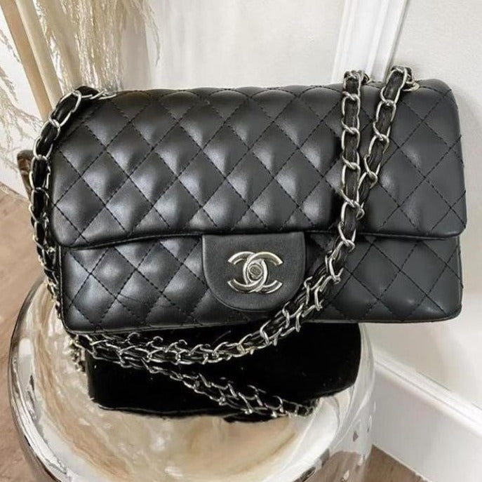 Bolsa Chanel Clássica Média de Couro
