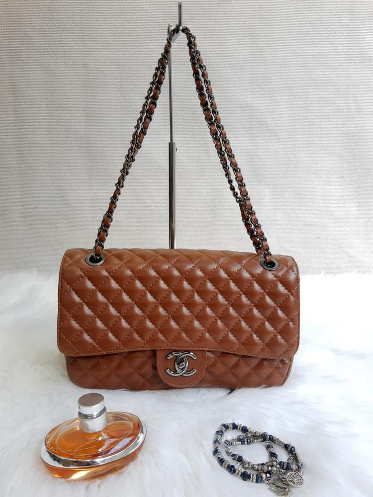 Bolsa Chanel Clássica Média de Couro