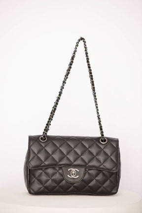 Bolsa Chanel Clássica Média de Couro