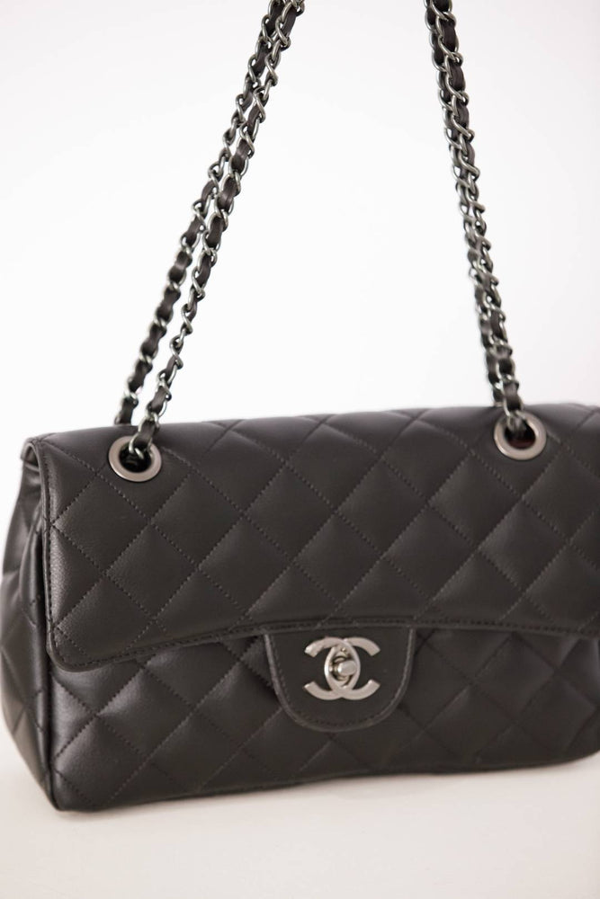 Bolsa Chanel Clássica Média de Couro