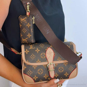 Bolsa Louis Vuitton de Couro Transversal e Carteira