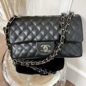 Bolsa Chanel Clássica Média de Couro